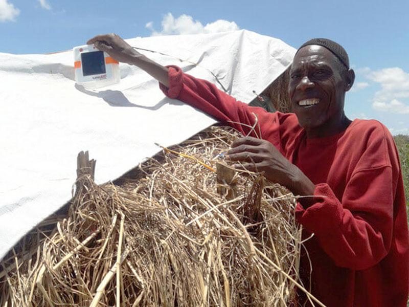 Kenya-man-solar-light-800x600