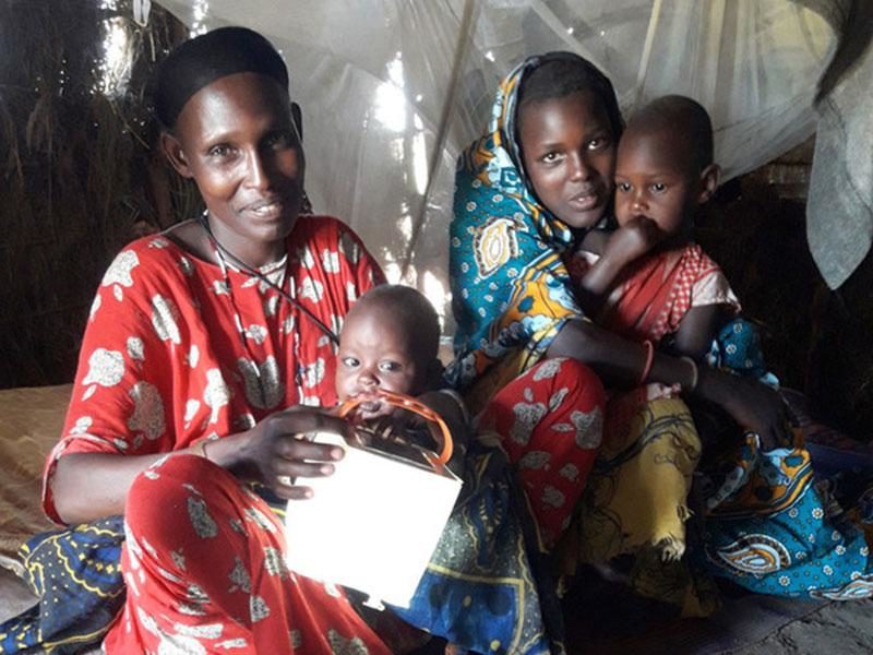 kenya-woman-solar-light-800x600